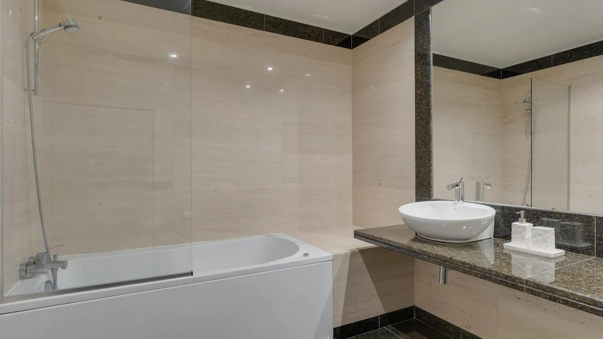 Monumental Madeira 3 Bedroom Luxury Family Flat With Swimming Pool Φουνκάλ