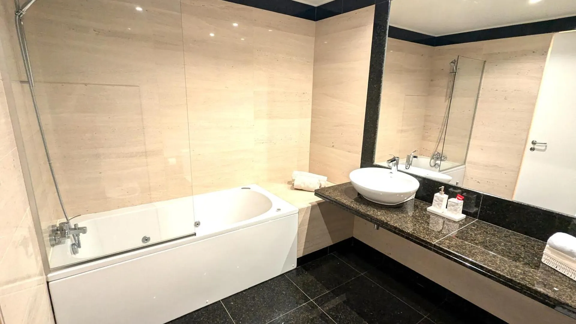 Διαμέρισμα Monumental Madeira 3 Bedroom Luxury Family Flat With Swimming Pool Φουνκάλ